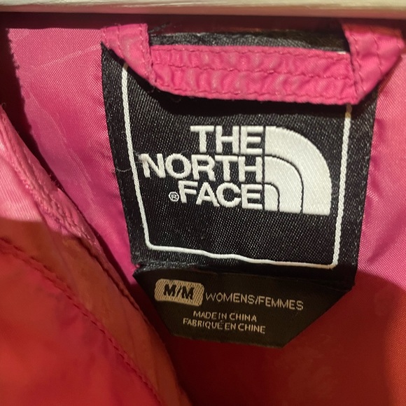 Stylish Vintage Pink Women's North Face Puffer Jacket - Size M. - Picture 4 of 4
